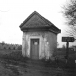 Kaplička(údajně sv.Vavřince) na hlavní cestě,před Panskou skálou v 60.letech