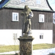 Sou�asn� um�st�n� sochy p�ed budovou b�val� fary